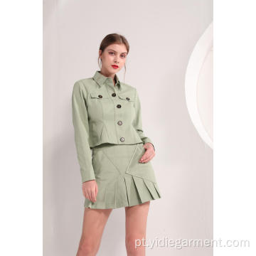 Jaqueta verde oliva e mini saia plissada para mulher